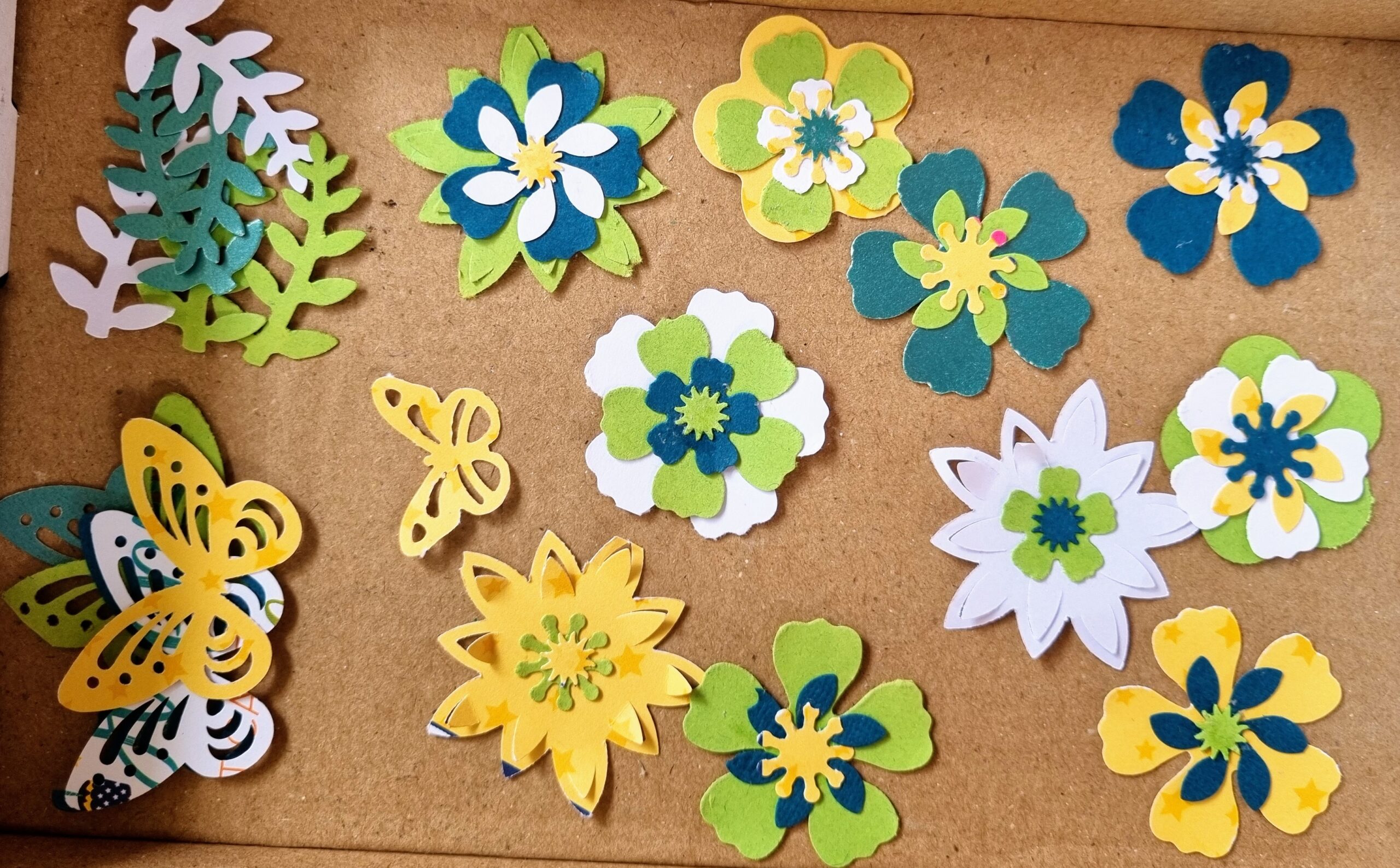 סקראפ בהפתעה - כרטיס פופ אפ פרחוני