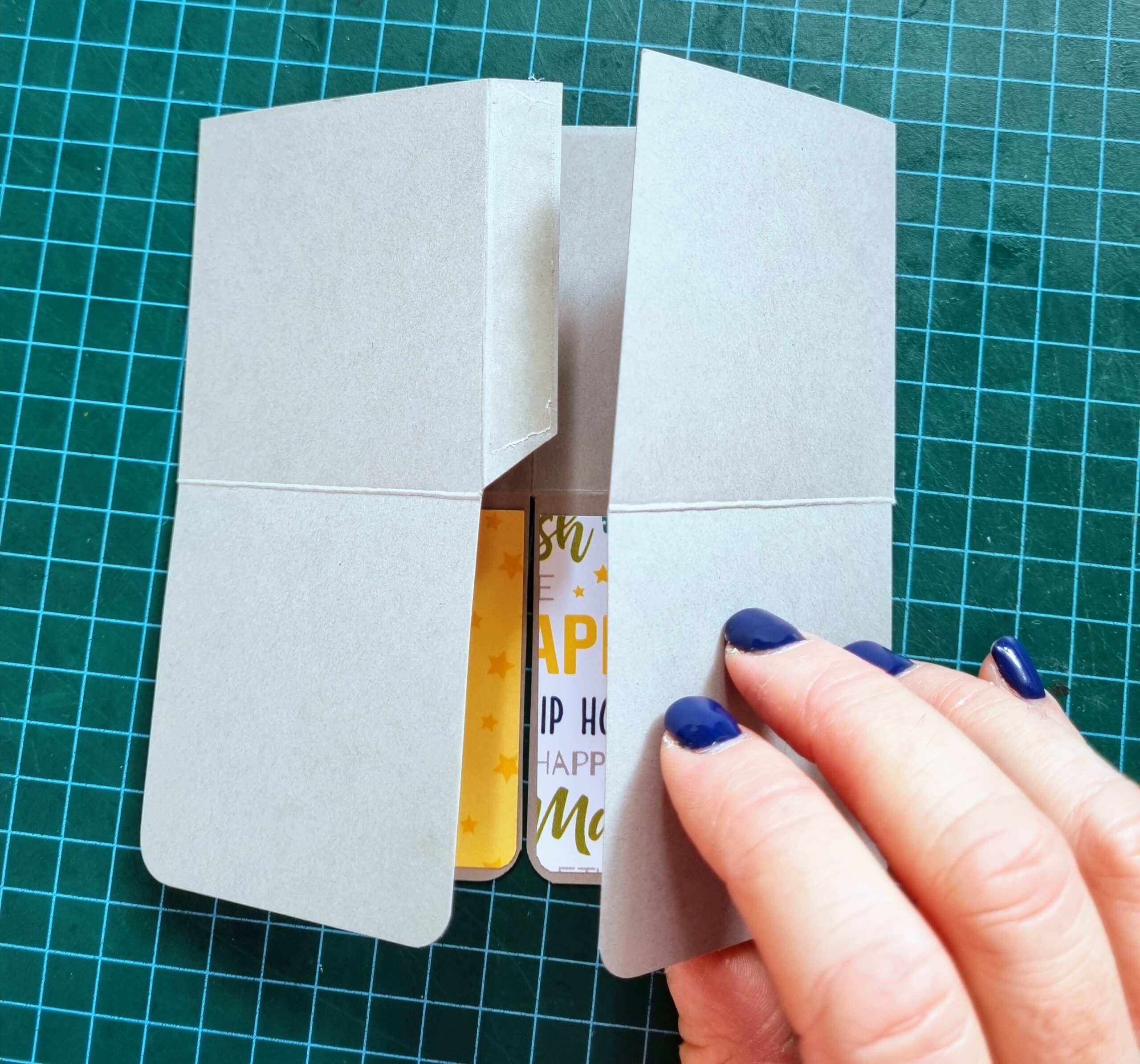 סקראפ בהפתעה - כרטיס פופ אפ פרחוני