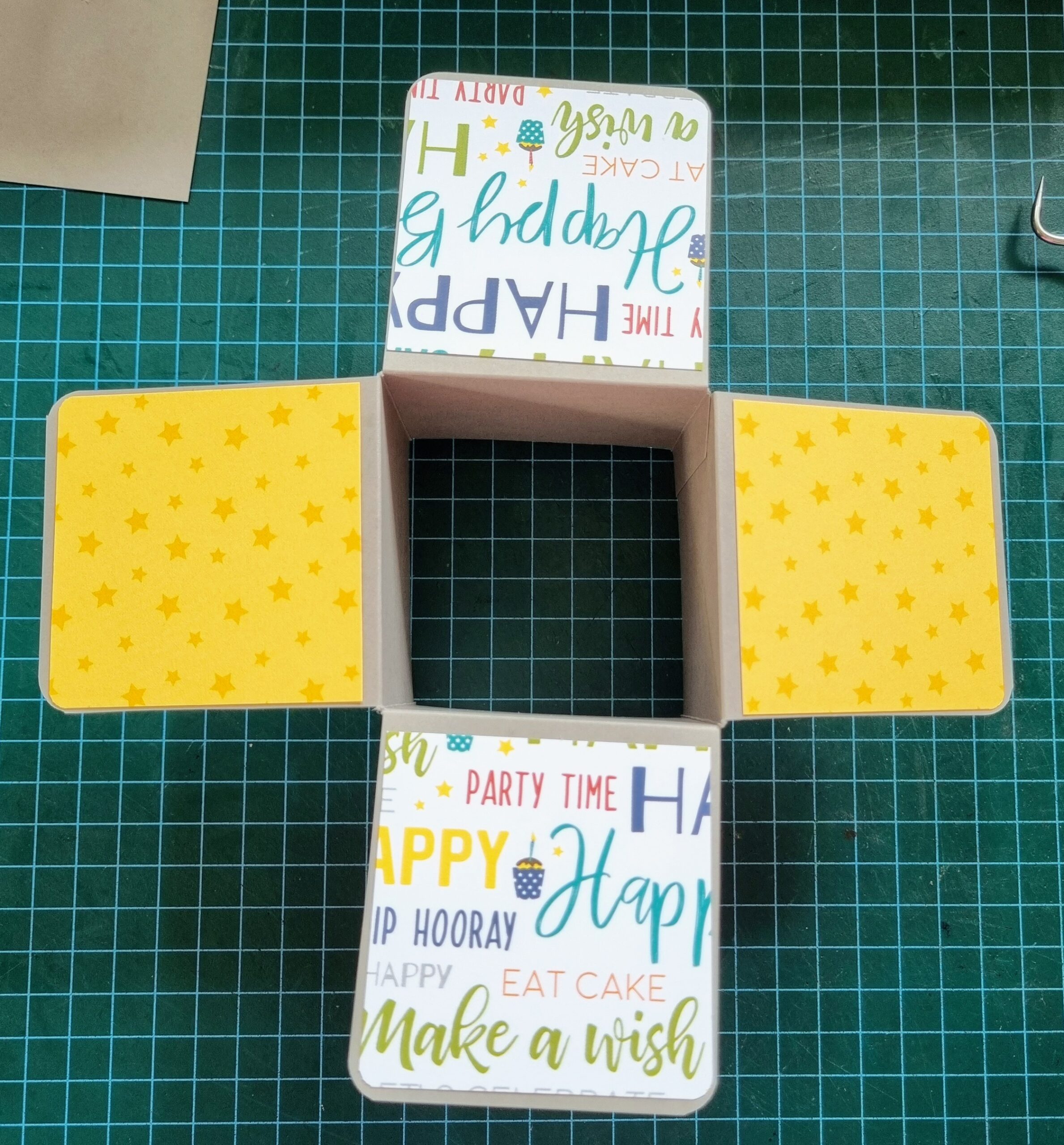 סקראפ בהפתעה - כרטיס פופ אפ פרחוני