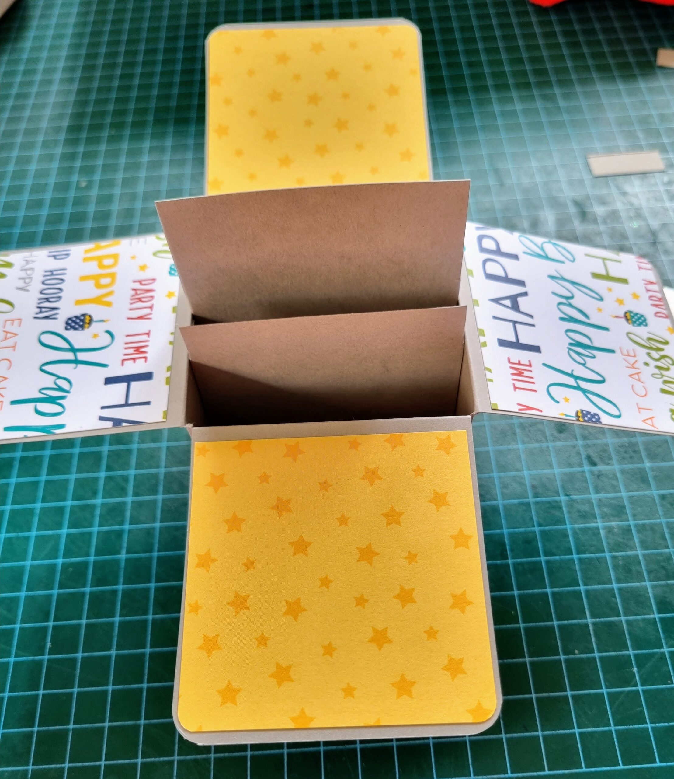 סקראפ בהפתעה - כרטיס פופ אפ פרחוני