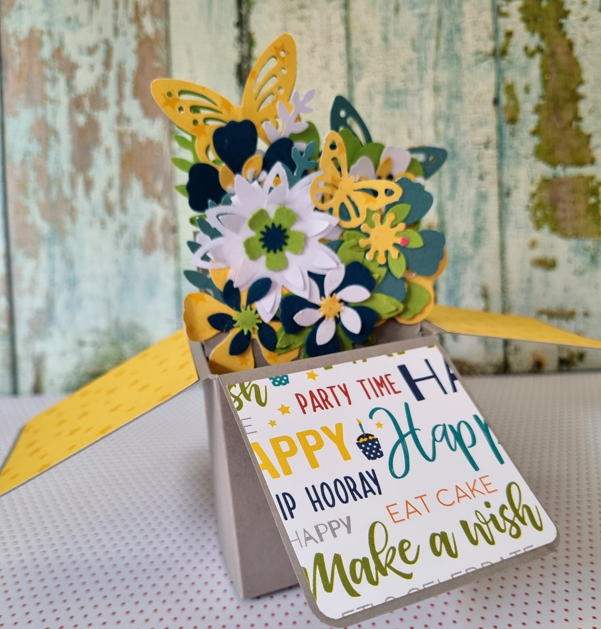 סקראפ בהפתעה - כרטיס פופ אפ פרחוני