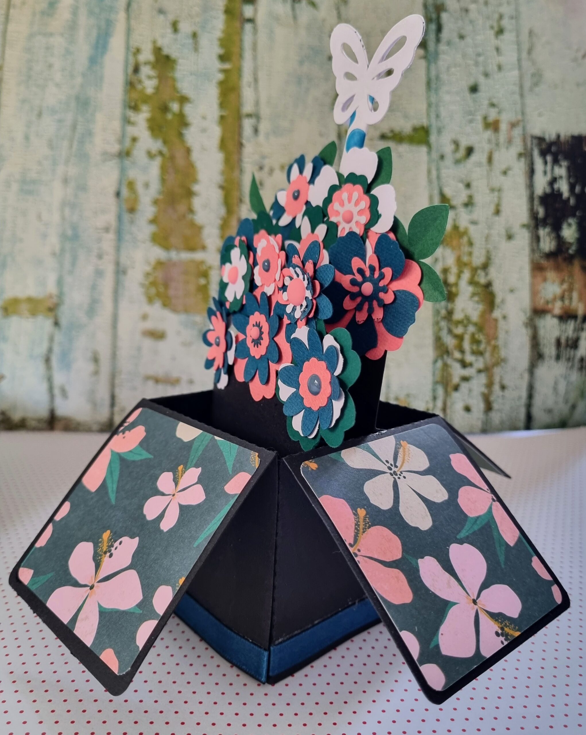 סקראפ בהפתעה - כרטיס פופ אפ פרחוני