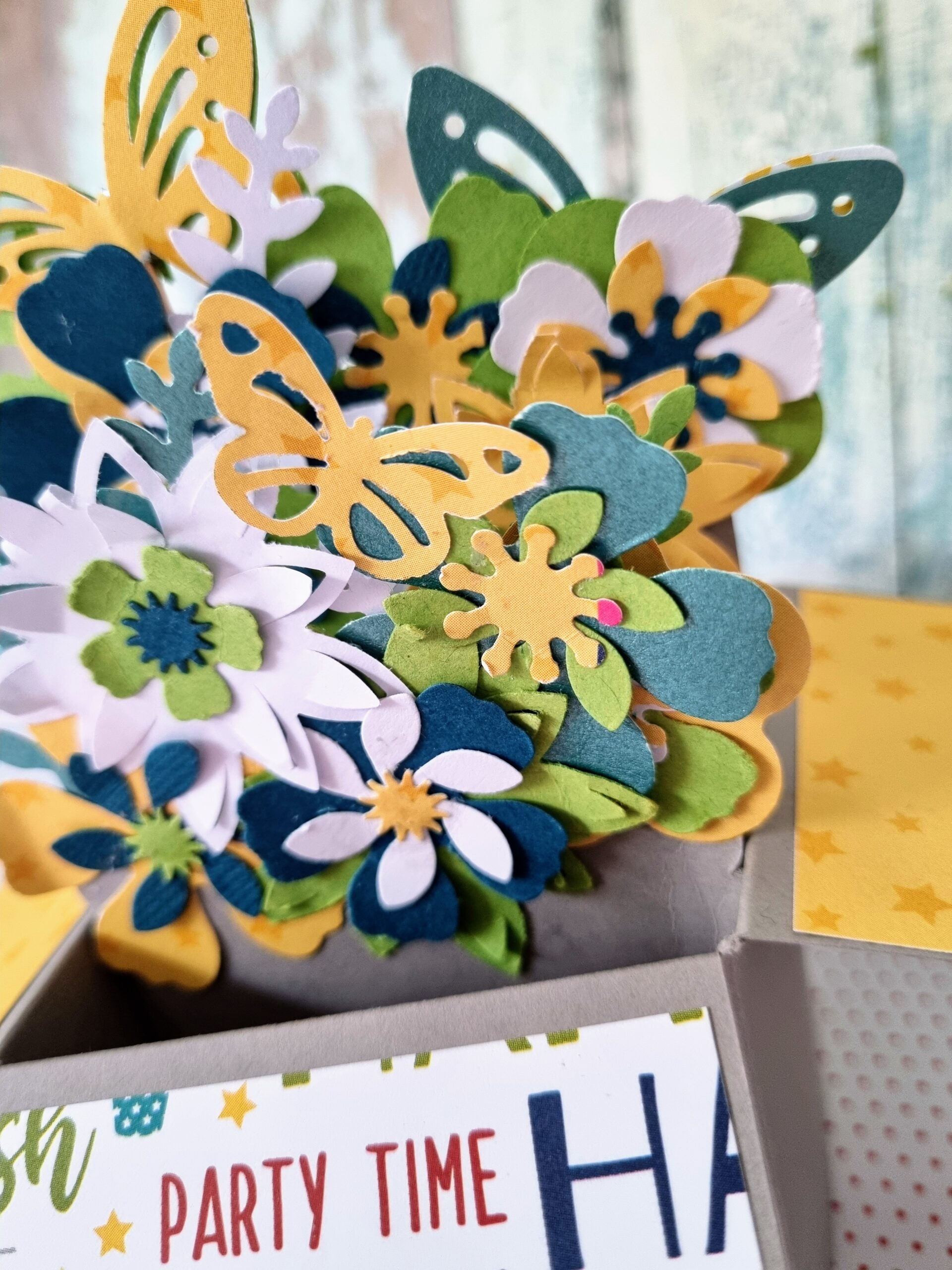 סקראפ בהפתעה - כרטיס פופ אפ פרחוני